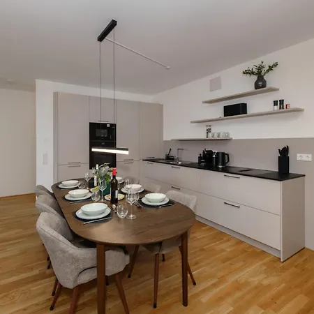 Luxurioeses 4-zimmer-apt Im Boutique-stil I Top-lage I Familienfreundlich I Balkon I Kueche I Netflix I Kostenloser Parkplatz I 110 M2 Appartement