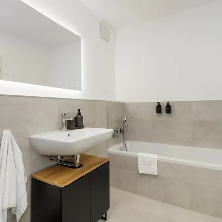 Appartement Luxurioeses 4-zimmer-apt Im Boutique-stil I Top-lage I Familienfreundlich I Balkon I Kueche I Netflix I Kostenloser Parkplatz I 110 M2 *